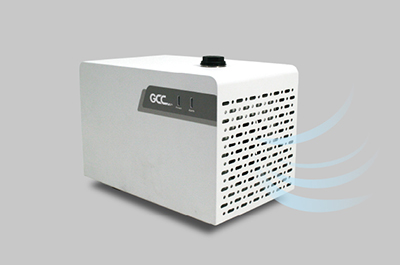 La grabadora láser de escritorio E200 viene con un enfriador de agua estándar para garantizar la eficiencia de la máquina.